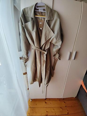 Dugi baloner / trench kaput u bež/khaki nijansi. Model sa širokim