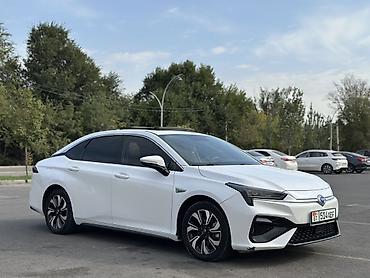 бампер на 220: GAC Aion S — запас хода 460 км полностью электрический седан в белом — 4