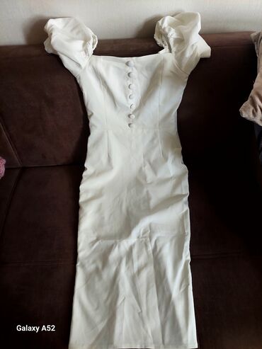 женские платья из микромасла: Ağ rəngli, zərif midi/uzunluqda paltar. - Üst hissəsi kvadrat dekolte