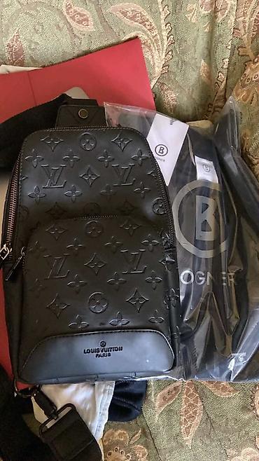витон: Барсетка Louis Vuitton, черный цвет. Стоимость: 3400 сом. - Материал — 1