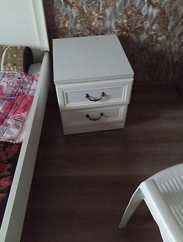guzgu komod: Ağ rəngdə, klassik dizayna malik dörd qapılı paltar şkafı. Orta — 5