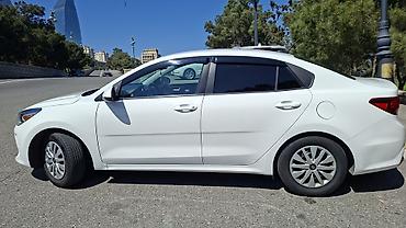 rio kia: Kia Rio sedan – ağ rəng, Azərbaycan nömrə nişanı ilə. Şəhər və uzun — 7
