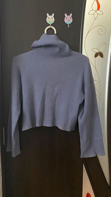 Kardiqanlar, jaketlər: Çəhrayi ve mavi don 5azn Bənövşəyi don 15azn Mavi sviter və bənövşəyi — 6