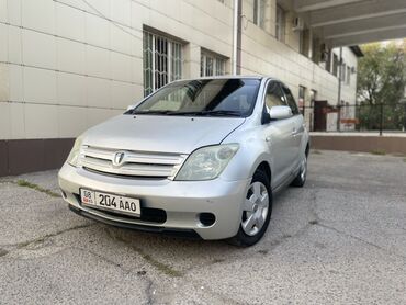 runx alex: Автомобиль Toyota Ist, серебристого цвета. Компактный и экономичный