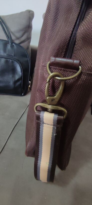 Torbe: Nove poslovne tasne.Braon odlicno organizirana 2000 din.Crna 1500 — 2