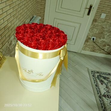 ağdam şəkilləri: Qırmızı güllərdən ibarət buket qutusu - Zərif, krem rəngli silindr