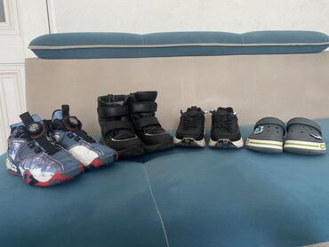зимние детские ботинки: Набор детской обуви, включающий три пары: высокие кроссовки, зимние