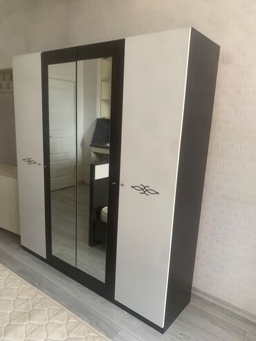 Masalar və oturacaqlar: İdeal vezyetdedir evi satdigimiza gore eşyalar evden çixmalıdır