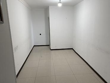 İcarəyə ofislər: Kiçik ofis/iş otağı - Tək otaqlı məkan, düzbucaqlı plan - Ağ rəngli — 1