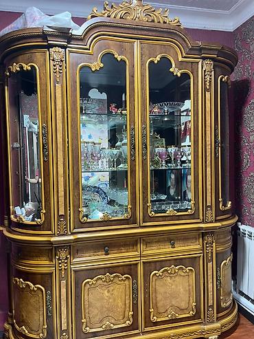 Qonaq otağı üçün klassik üslubda böyük servант/vitrin dolabı. Model