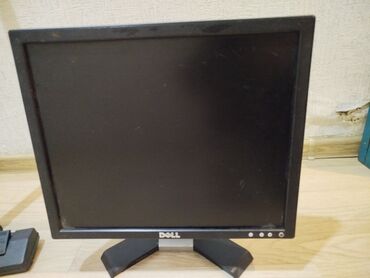 Monitorlar: Dell istehsalı olan qara rəngli monitor. Ofis və ya evdə istifadə üçün