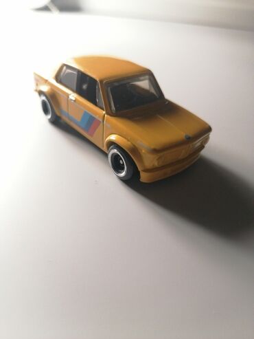 Əntiq vazalar: Miniatür maşın modeli, hər iki tərəfində rəngli zolaqlar və yanda loqo