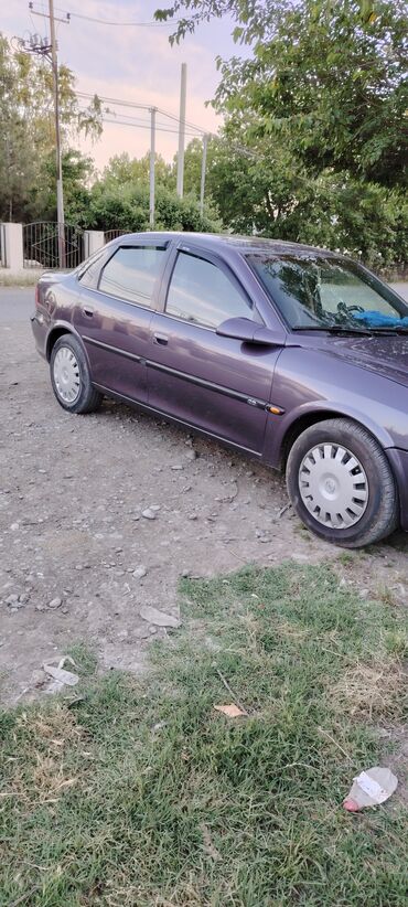 Opel: Tünd göy rəngdə olan Opel Vectra sedanı. Bu avtomobil rahat və — 3