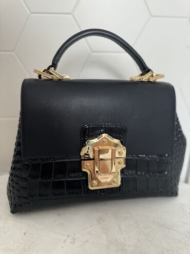 женскую сумочку: Продаю красивую сумочку, в хорошем качестве и отличном состоянии