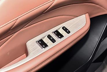 Avtomobil salonu üçün digər detallar: Unize Avtomobilin interyeri: - İkiqat panorama şüşə tavan, salonu — 23