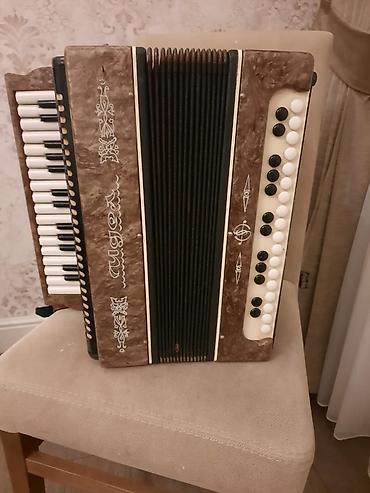 Qarmon. Xüsusiyyətlər: - Sağ tərəfdə pianino tipli klaviatura (ağ-qara