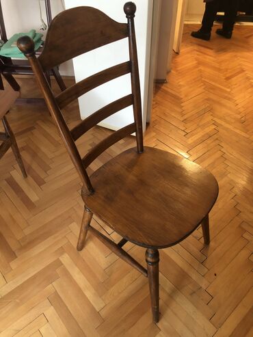 Setovi stolova i stolica: Dve drvene stolice i drveni stočić presvučen ultrapasom, nalaze se na — 4