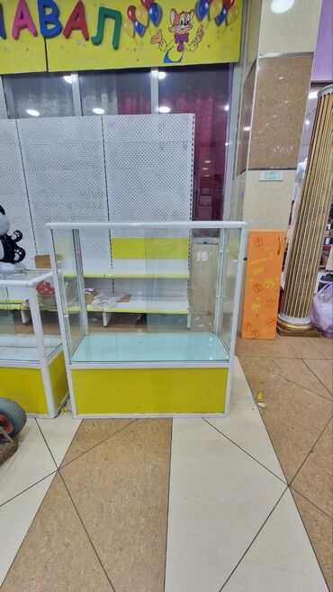 Витрины: Несколько торговых витрин жёлтого цвета с прозрачными стеклянными — 2