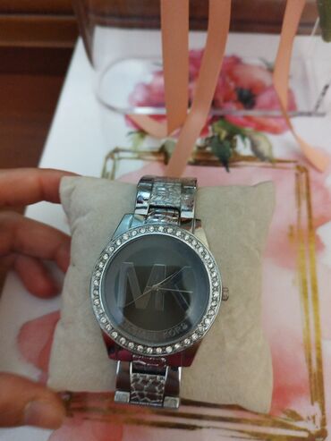 Salam Saat satilir. Tezedi . Taxilmayib.Michael Kors