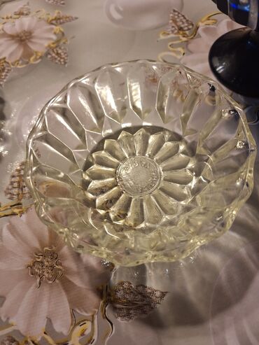 Digər dəstlər və servizlər: Şüşə qab dəsti - 2 ədəd şüşə krujka: qalın divarlı, qulpulu. Üzərində — 6