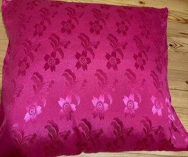 подушка мейрама: Qaz toyuğ tükünden hazırlanmış yastıqların cekisi 3.5 5kiloya qederdi