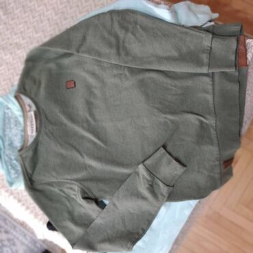 mona jakne i kaputi: Naketano duks S i Nike duks sa velikom postavljenom kapuljacom. Oba