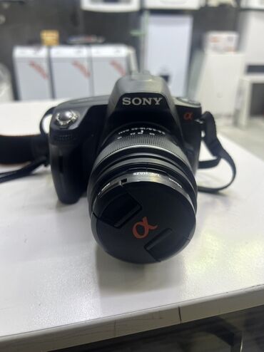 фотоаппарат любитель: Цифровая зеркальная фотокамера Sony Alpha, выполненная в черном цвете