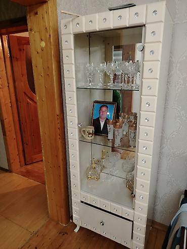Ev və bağ: Şüşə vitrin dolabı - Rəng: krem/ivori tonlarında, parlaq ön panel - — 3