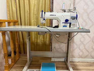 Tikiş maşını çox az işlenilib bir averlok bir profesyonel tikiş — 4
