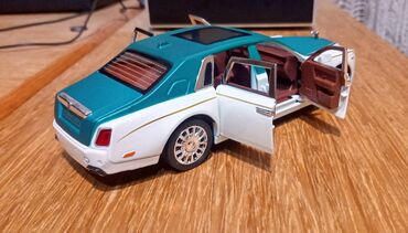 Igračke: Nov metalni model automobila Rols Rojs Fantom. Pale mu se prednja i — 12