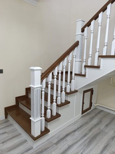 Деревянные лестницы: Прямая лестница из дерева с балясинами и поручнями, выполненная в — 2