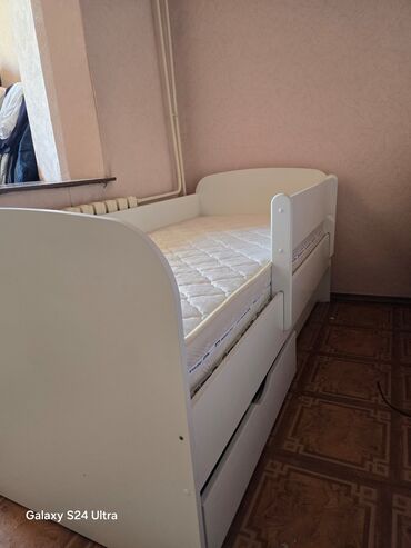 Односпальные кровати: Односпальная кровать, Б/у, С матрасом, длина - 160 см