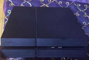 işlənmiş playstation: Sony PlayStation 4 konsolu, həm konsolun özü, həm də bir ədəd