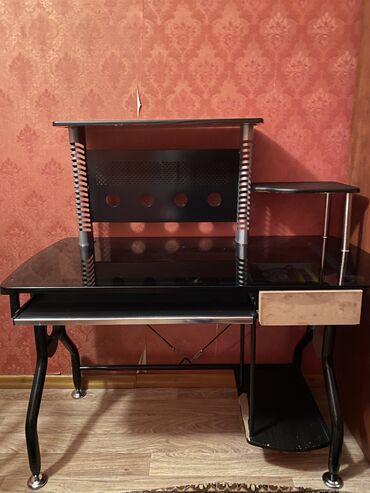 шахматный столик: Компьютерный Стол, цвет - Черный, Б/у