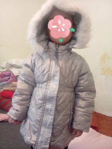 зимние комбинезоны для новорожденных: Стеганая детская куртка-пуховик серого цвета с капюшоном, отороченным