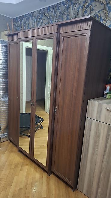 Dolablar: Dördkapılı taxta qarderob - Klassik dizaynlı, qoz rəngli korpus - Ön — 2
