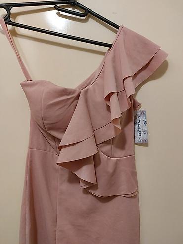 formq ideale: Elegantna asimetrična haljina u puder‑roze boji. - Kroj: uska silueta — 2