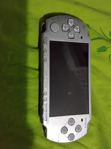 PSP (Sony PlayStation Portable): Gümüşü rəngdə olan Sony PSP portativ oyun konsolu. Oyun oynamaq