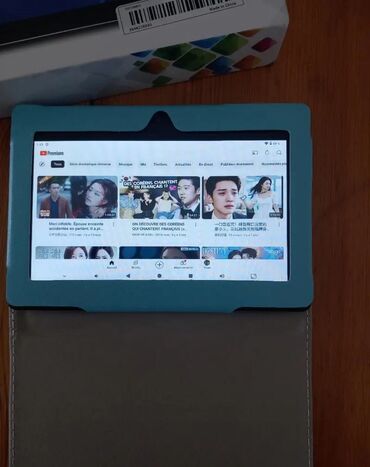 novamin tablet: Açıq mavi rəngdə, qoruyucu çexolu olan planşet. Planşetə Youtube
