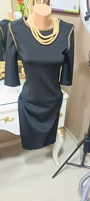 Ziyafət donları: Qırmızı don - Rəng: parlaq qırmızı - Dizayn: dördkünc dekolte, ön — 16