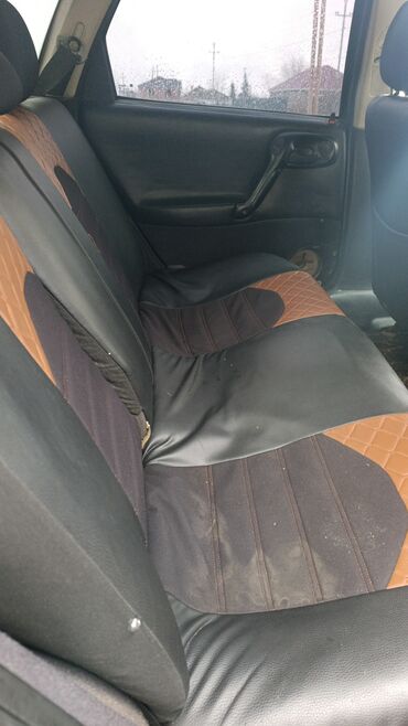 Opel: Opel Vectra B sedan/hatchback (yaşıl rəng) Xüsusiyyətlər: - Kuzov: 5 — 9