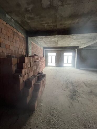 Yeni tikili: Yaşıl Bazarın yaxınlığında, 12 mərtəbəli binanın 8-ci mərtəbəsində 4 — 7