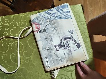 zelena torbica: Crossbody torbica “Diverso” sa retro italijanskim motivom - Model — 3