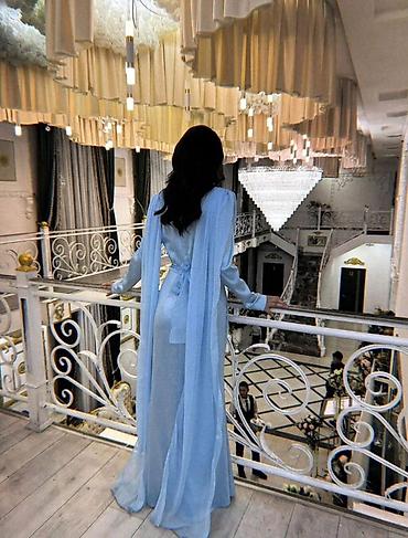 light blue: Нарядное длинное платье цвета нежного льда, сзади идёт красивый шлейф — 2