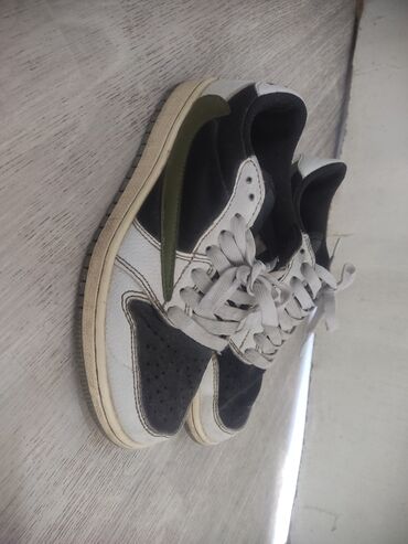 кроссовки 46 размер: Продаю Air Jordan 1 Trevis Scoot размер 37
цена 700 сом