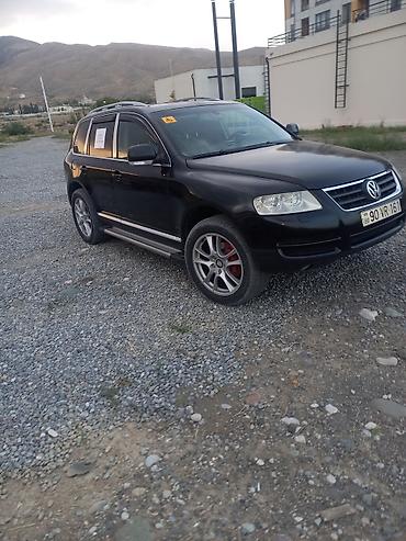 Volkswagen: Volkswagen Touareg, qara rəng, 5 qapılı SUV. Özəlliklər: - Güclü — 1