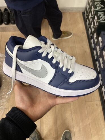 зимные кроссовки: Кроссовки низкие Nike (модель в стиле Air Jordan 1 Low) - Цвет