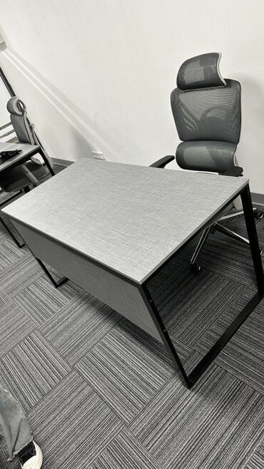 стулья офисный: Офисный рабочий стол 7000сом. ( в наличии 3шт.) - Рабочий стол