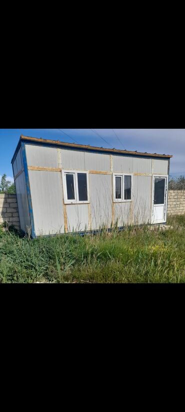 konteyner: Demir butka satılır. Her terefden izolyasiya olunub. 6 metrelikdir