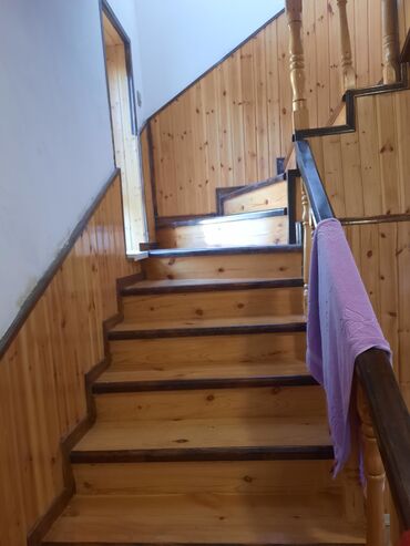 Digər taxta-şalban: Iki mərtəbəli evin daxilində taxta üzlü pilləkən və geniş hol sistemi — 1